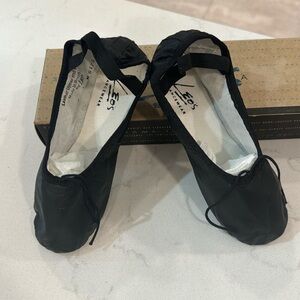 Leos protege black ballet slippers size 1 new in box